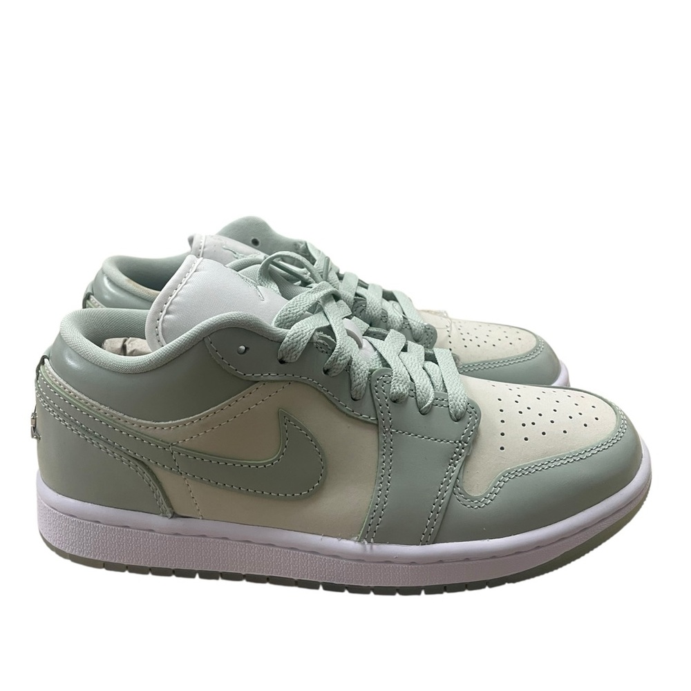 AIR JORDAN 1 LOW SE | Women’s size 7 | HF4078 100